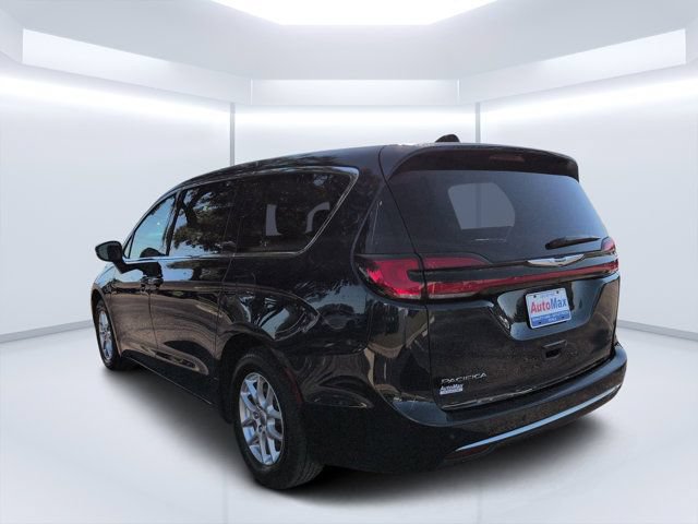 Used 2023 Chrysler Pacifica Touring-L FWD image 5