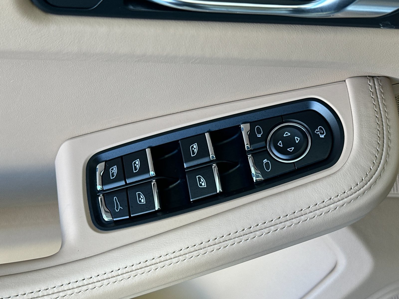 Certified 2026 Porsche Macan AWD/4WD image 13