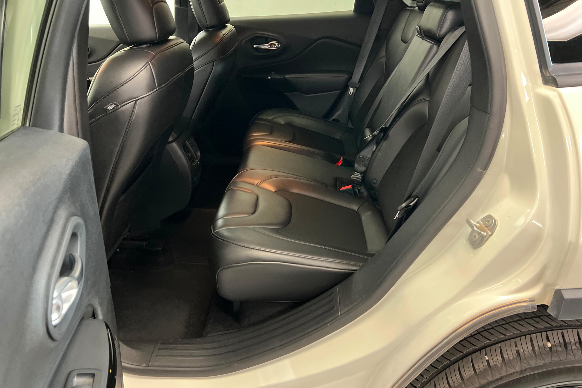 Used 2019 Jeep Cherokee Latitude Plus AWD/4WD image 21