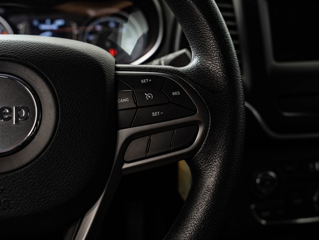 Used 2019 Jeep Cherokee Latitude w/ Popular Appearance Group image 27