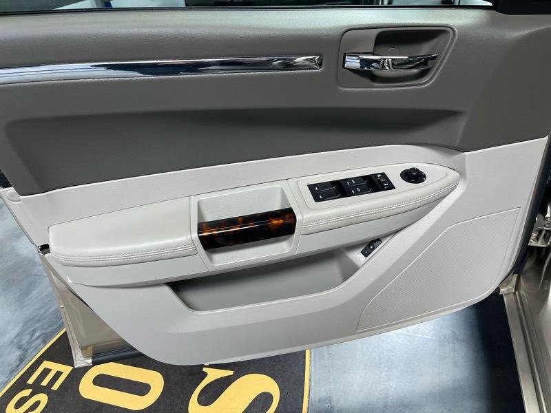 Used 2008 Chrysler 300 C w/ Sound Group II image 28