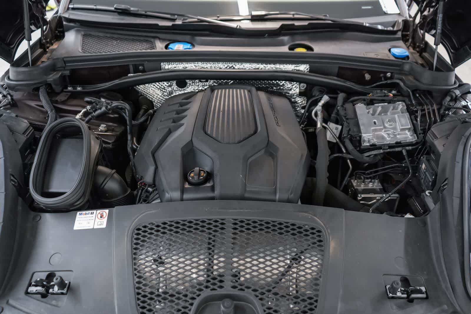 Certified 2024 Porsche Macan AWD/4WD image 30