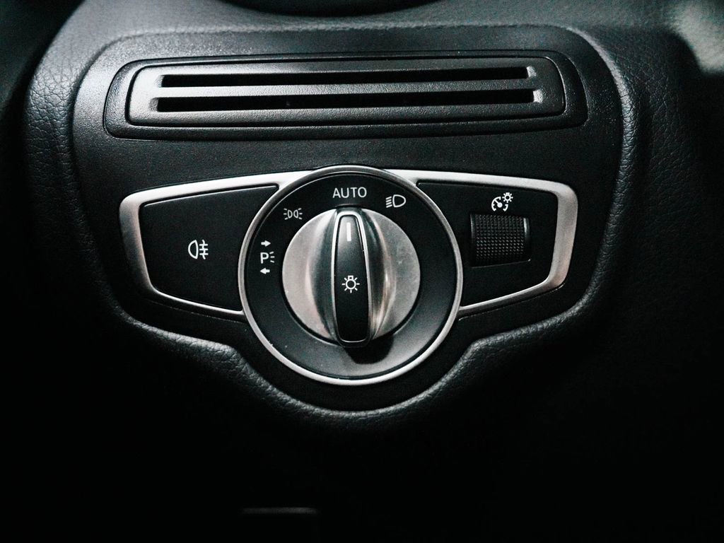 Used 2022 Mercedes-Benz GLC 300 4MATIC w/ Multimedia Package Lite image 20