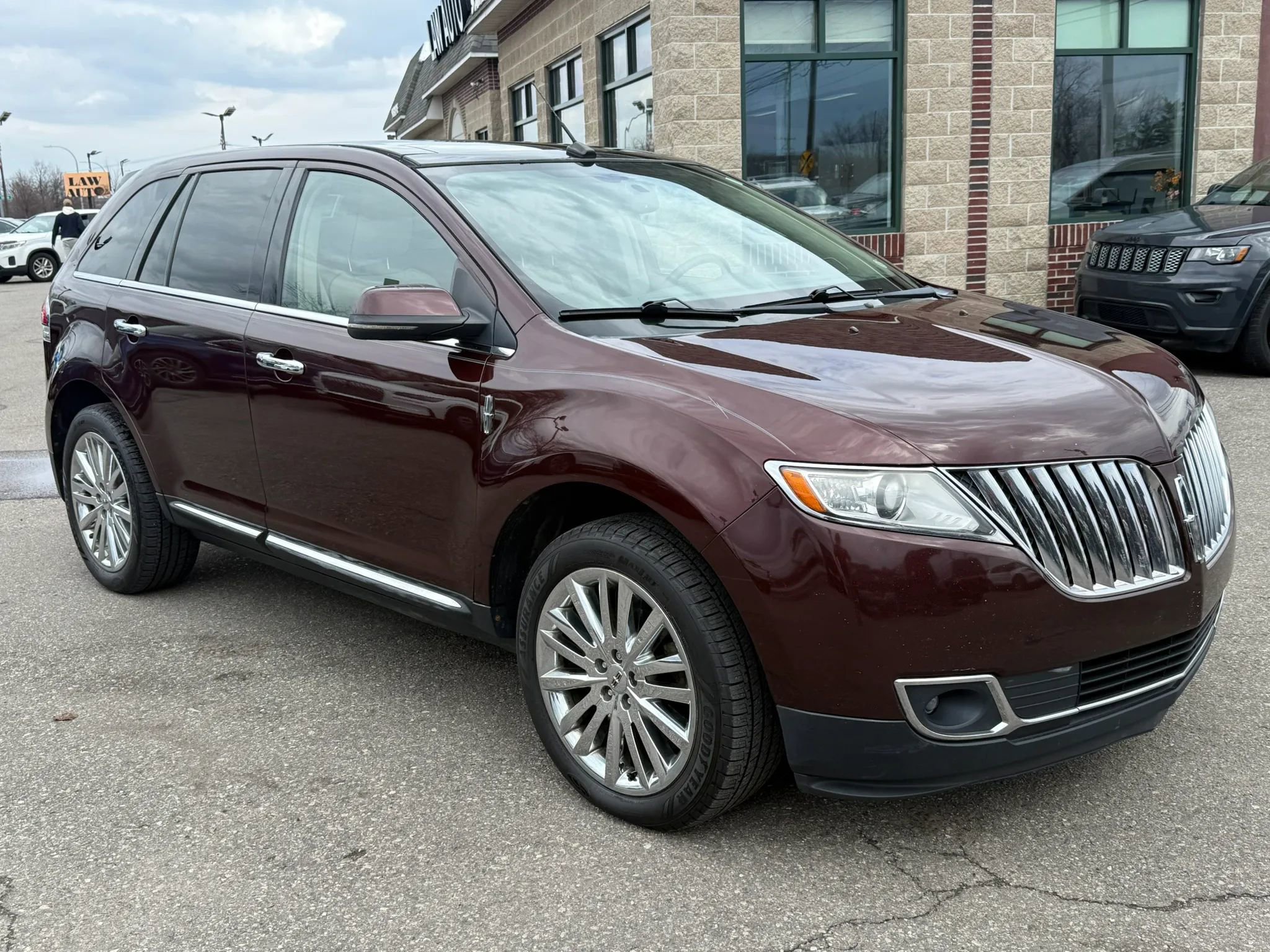 Used 2012 Lincoln MKX FWD image 3