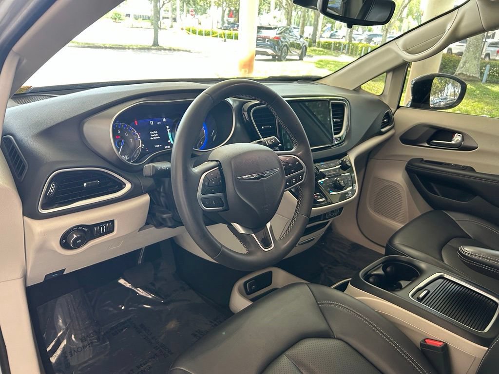 Used 2024 Chrysler Pacifica Touring-L FWD image 7