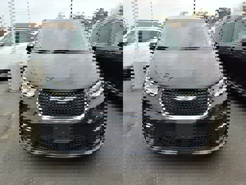 Used 2024 Chrysler Pacifica Touring-L image 2