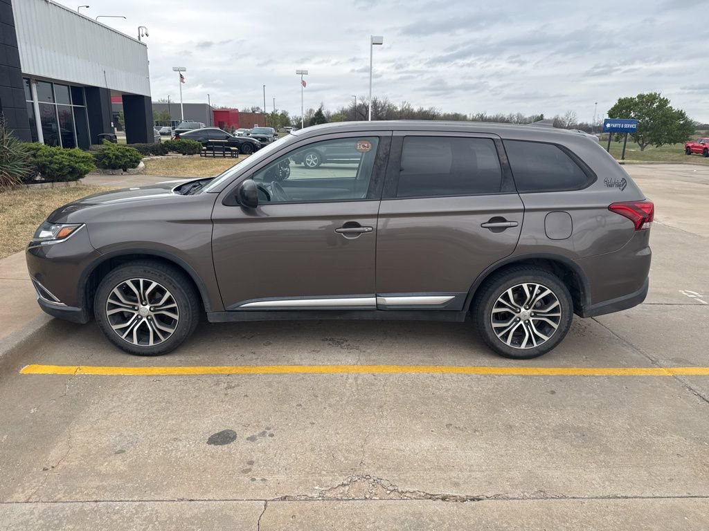 Used 2017 Mitsubishi Outlander ES image 2