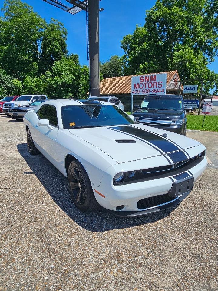 Used 2018 Dodge Challenger SXT RWD image 2