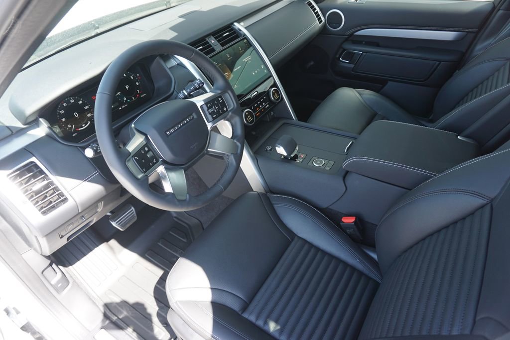New 2025 Land Rover Discovery Dynamic SE image 18