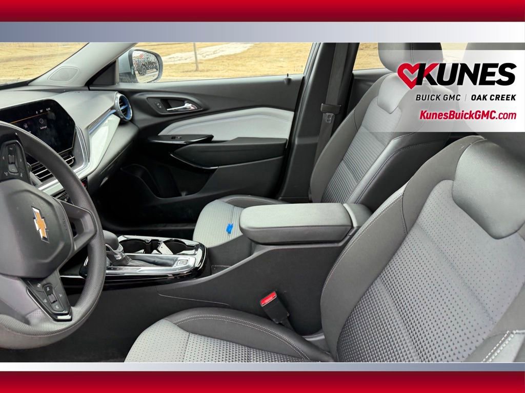 Used 2025 Chevrolet Trax LT FWD image 8