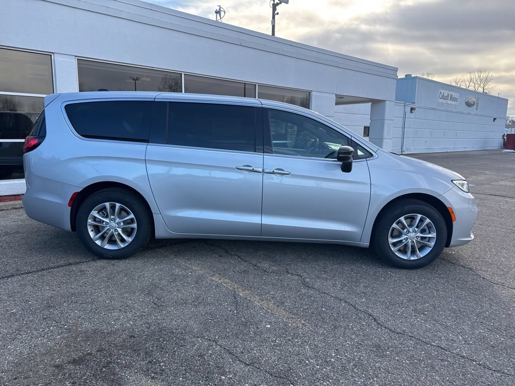 New 2026 Chrysler Pacifica Select AWD/4WD image 2