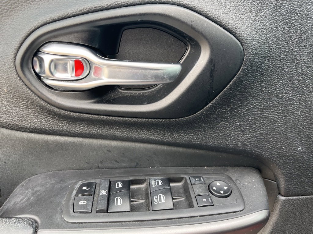 Used 2021 Jeep Cherokee Latitude Lux w/ Comfort/Convenience Group image 9