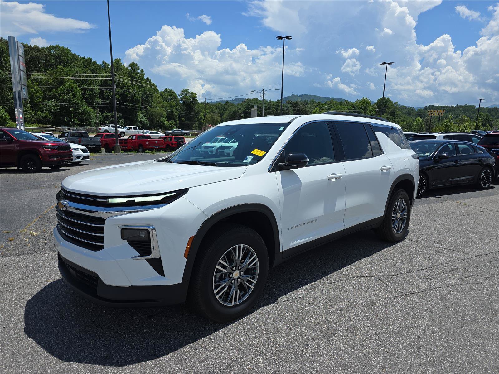 Used 2025 Chevrolet Traverse LT FWD image 7