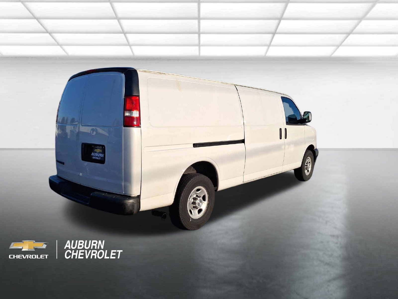 Used 2017 Chevrolet Express 2500 Extended RWD image 3