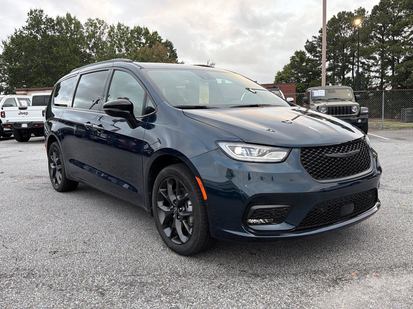 Used 2025 Chrysler Pacifica Limited AWD/4WD image 4
