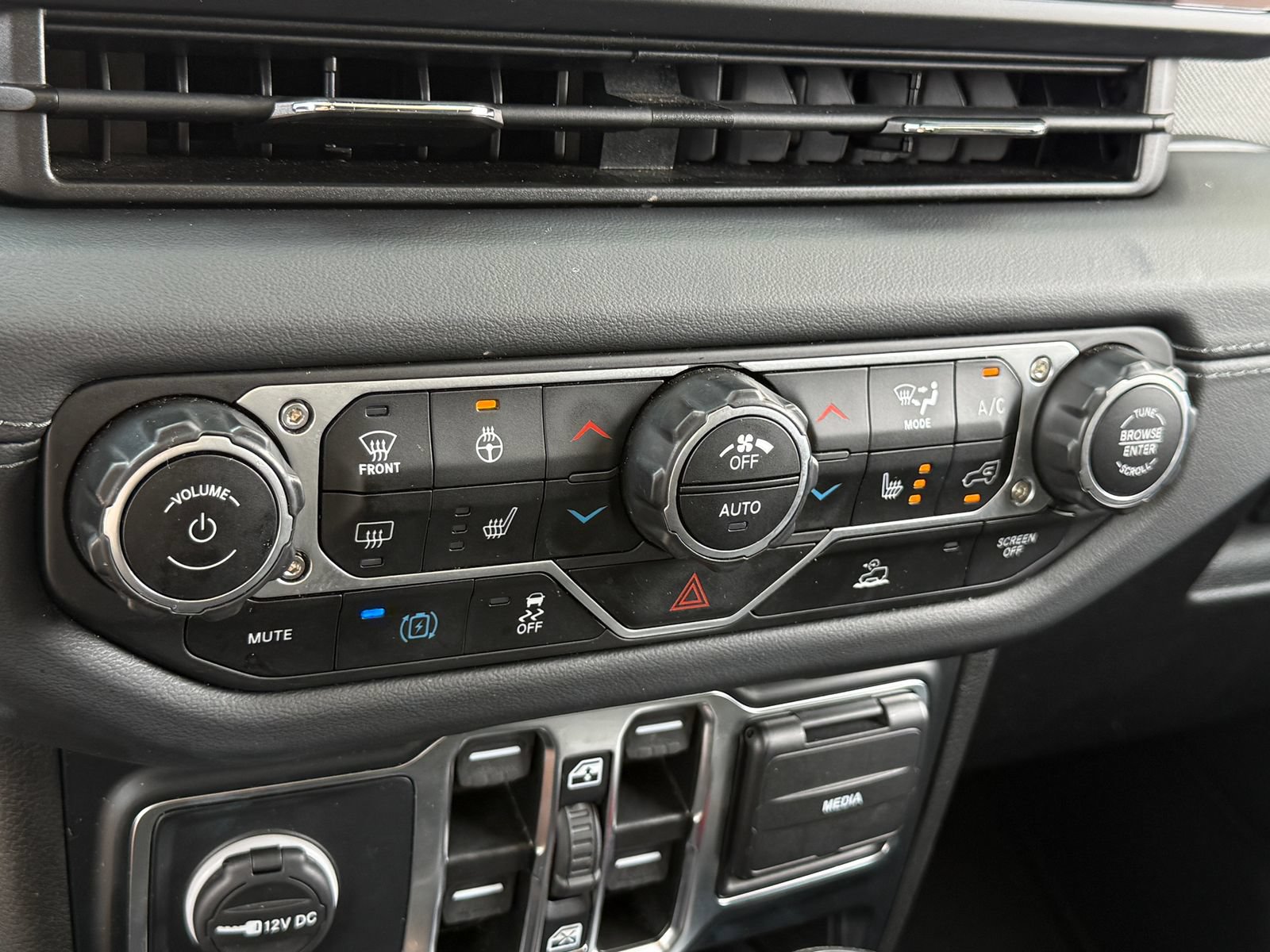 Used 2024 Jeep Wrangler Unlimited Sahara AWD/4WD image 29