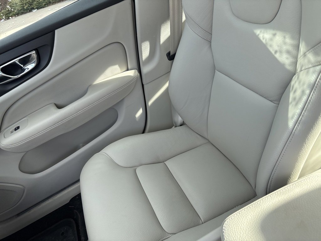 Used 2019 Volvo S60 T6 Momentum w/ Premium Package image 29