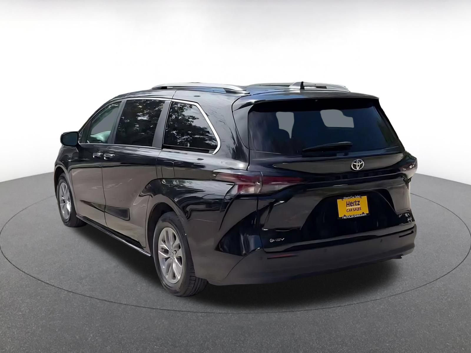 Used 2025 Toyota Sienna XLE FWD image 10