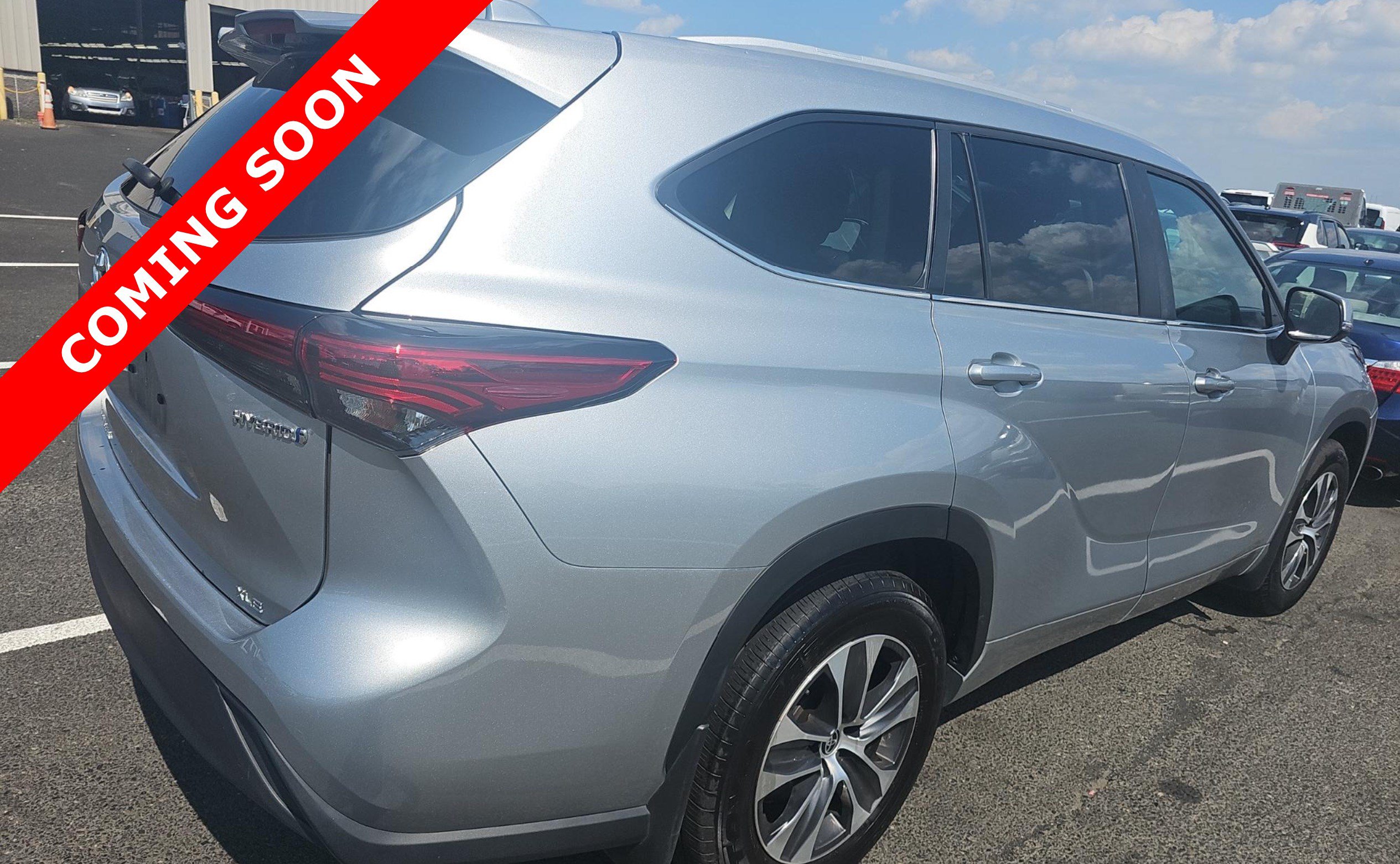 Used 2023 Toyota Highlander XLE AWD/4WD image 4