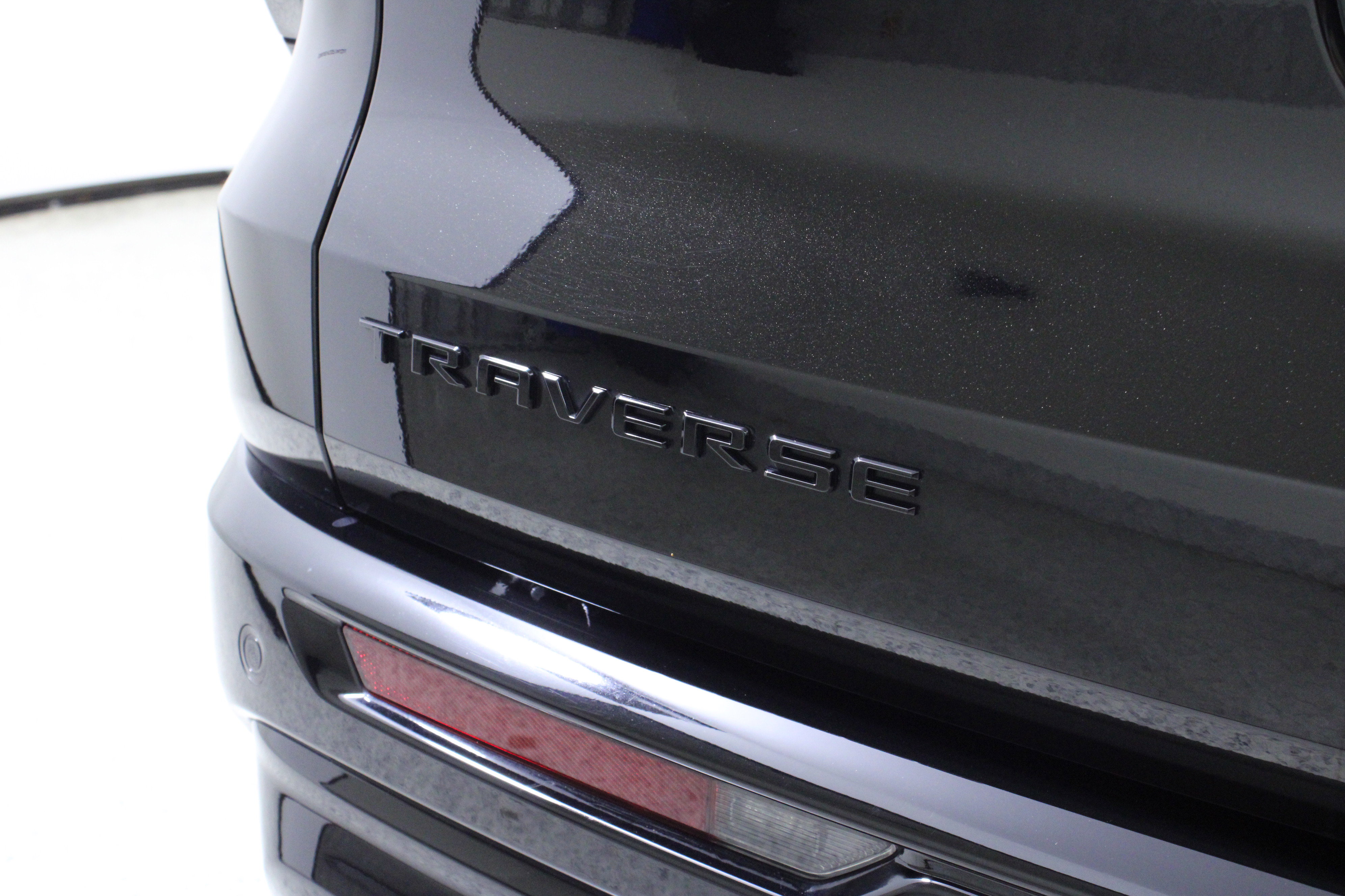 Used 2025 Chevrolet Traverse RS w/ LPO, Floor Liner Package image 9