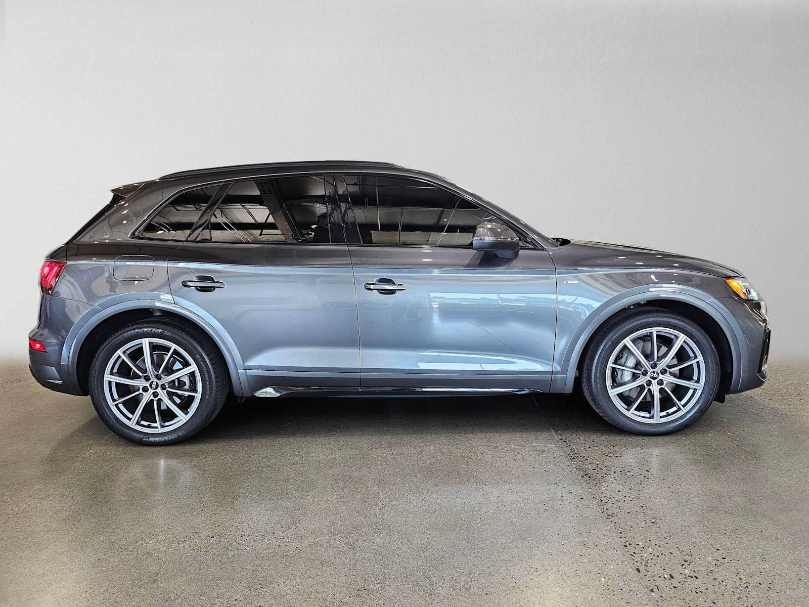 Used 2023 Audi Q5 e Premium Plus w/ Premium Plus Package AWD/4WD image 2