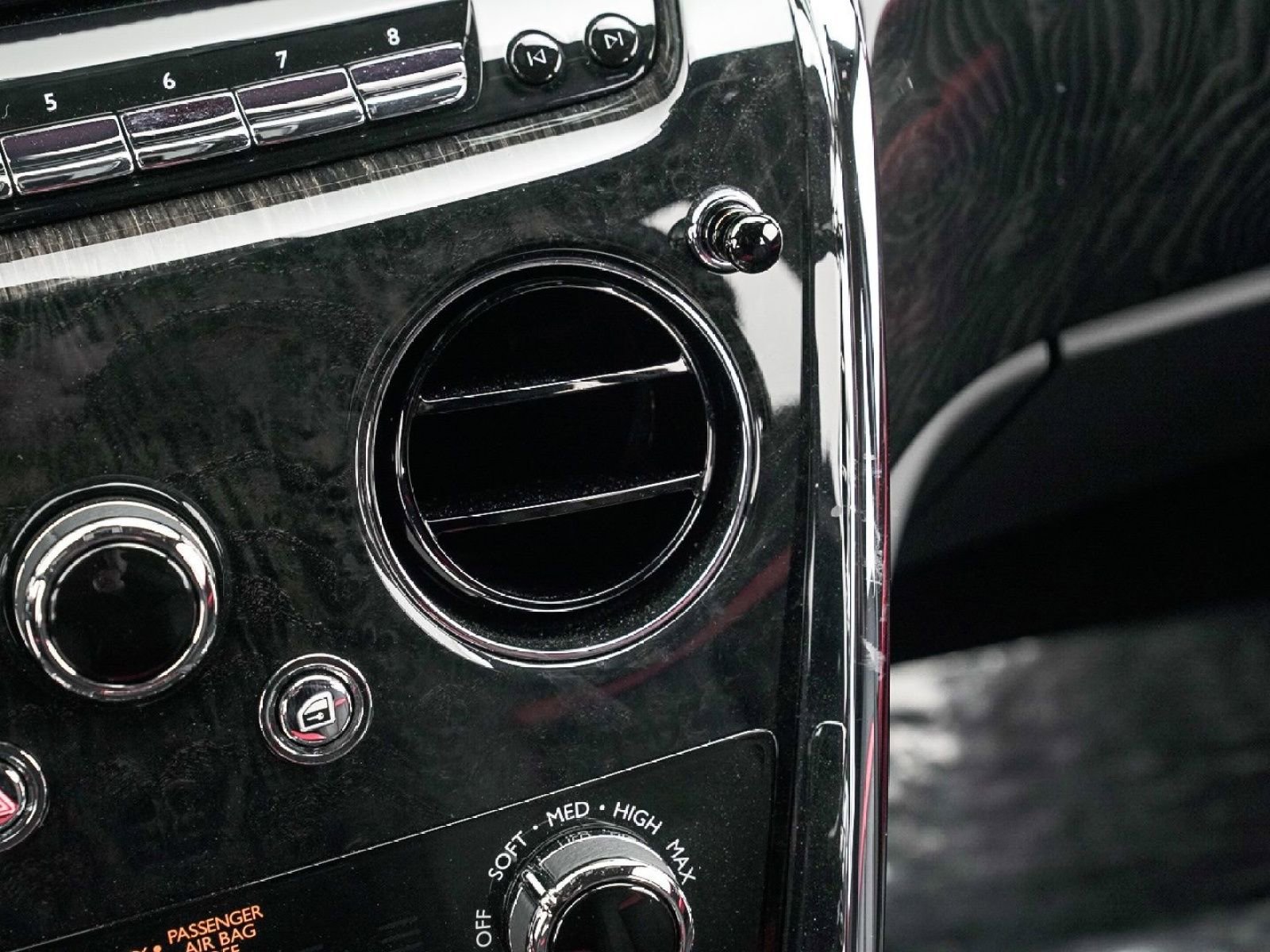 Certified 2025 Rolls-Royce Cullinan AWD/4WD image 36