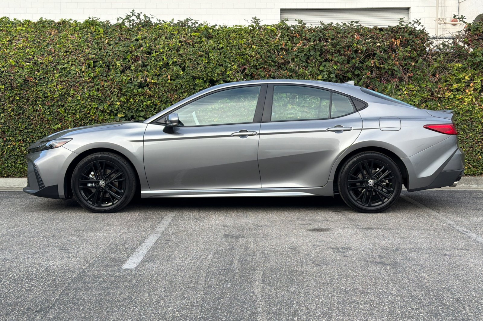 Used 2025 Toyota Camry SE w/ Convenience Package FWD image 7