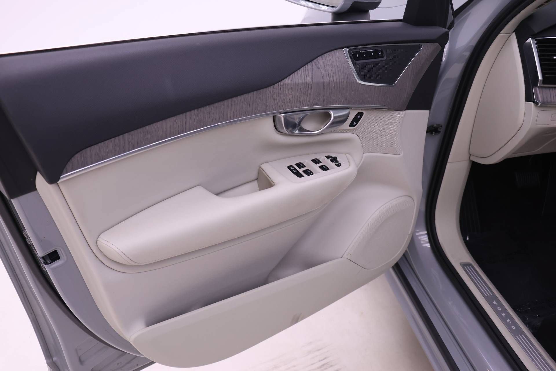 Used 2024 Volvo XC90 B6 Plus AWD/4WD image 12
