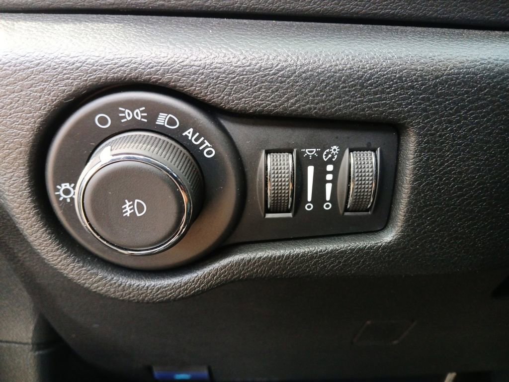 Used 2025 Chrysler Pacifica Select FWD image 25