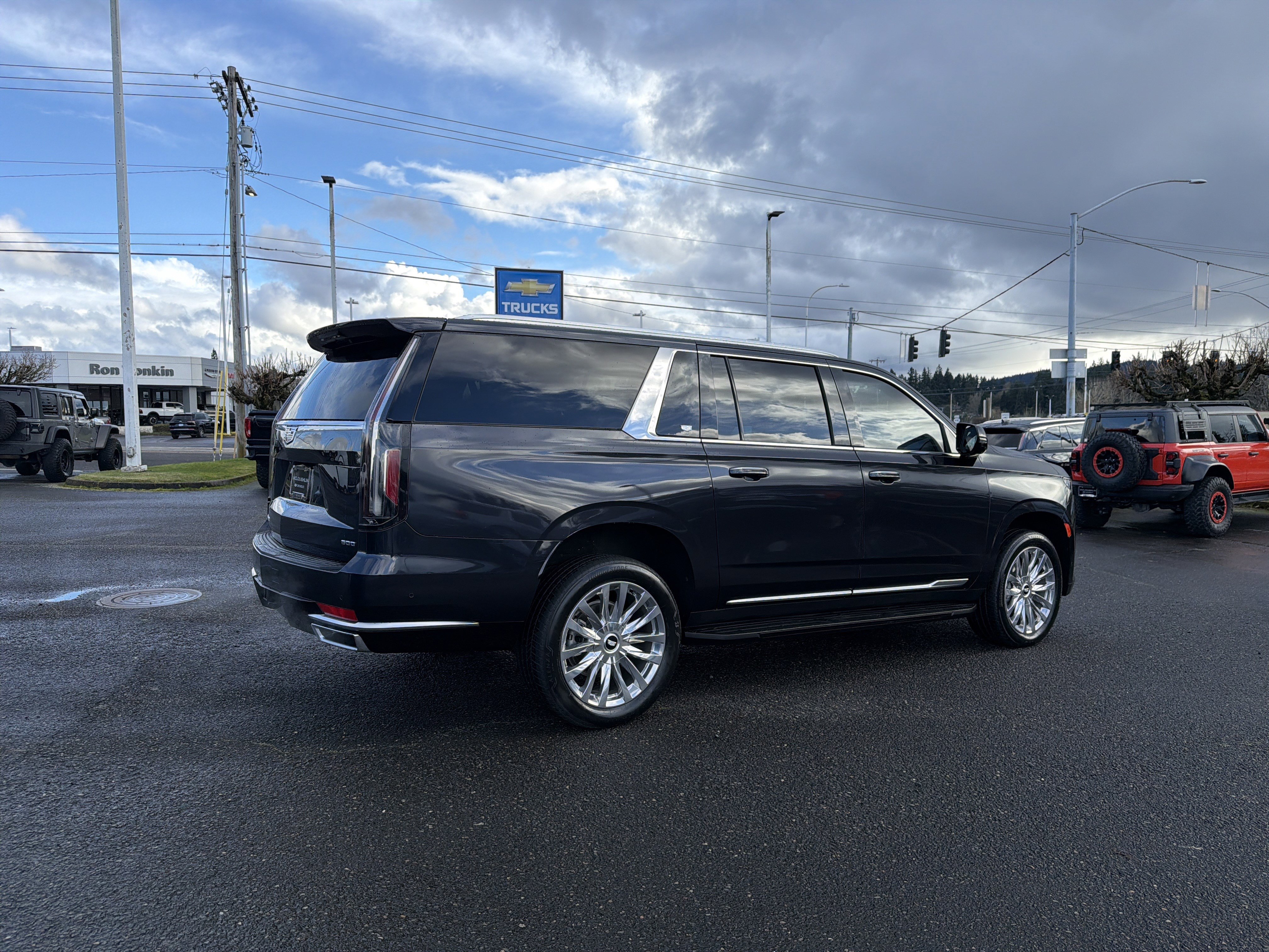 Used 2023 Cadillac Escalade ESV Premium Luxury w/ Performance Package image 6