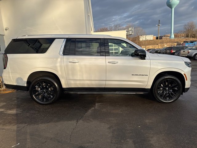 Used 2025 Chevrolet Suburban Premier image 3