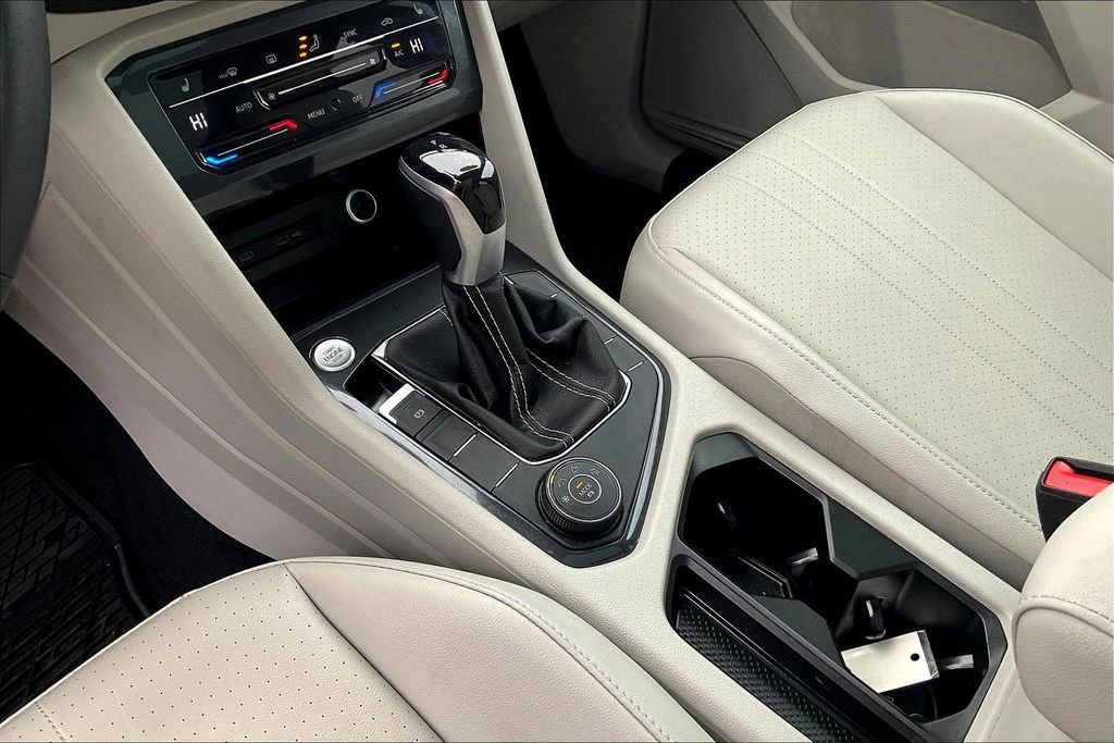 Used 2023 Volkswagen Tiguan SE w/ Panoramic Sunroof Package image 16