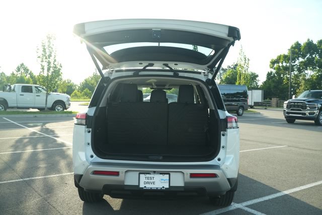 Used 2025 Nissan Pathfinder SL AWD/4WD image 17