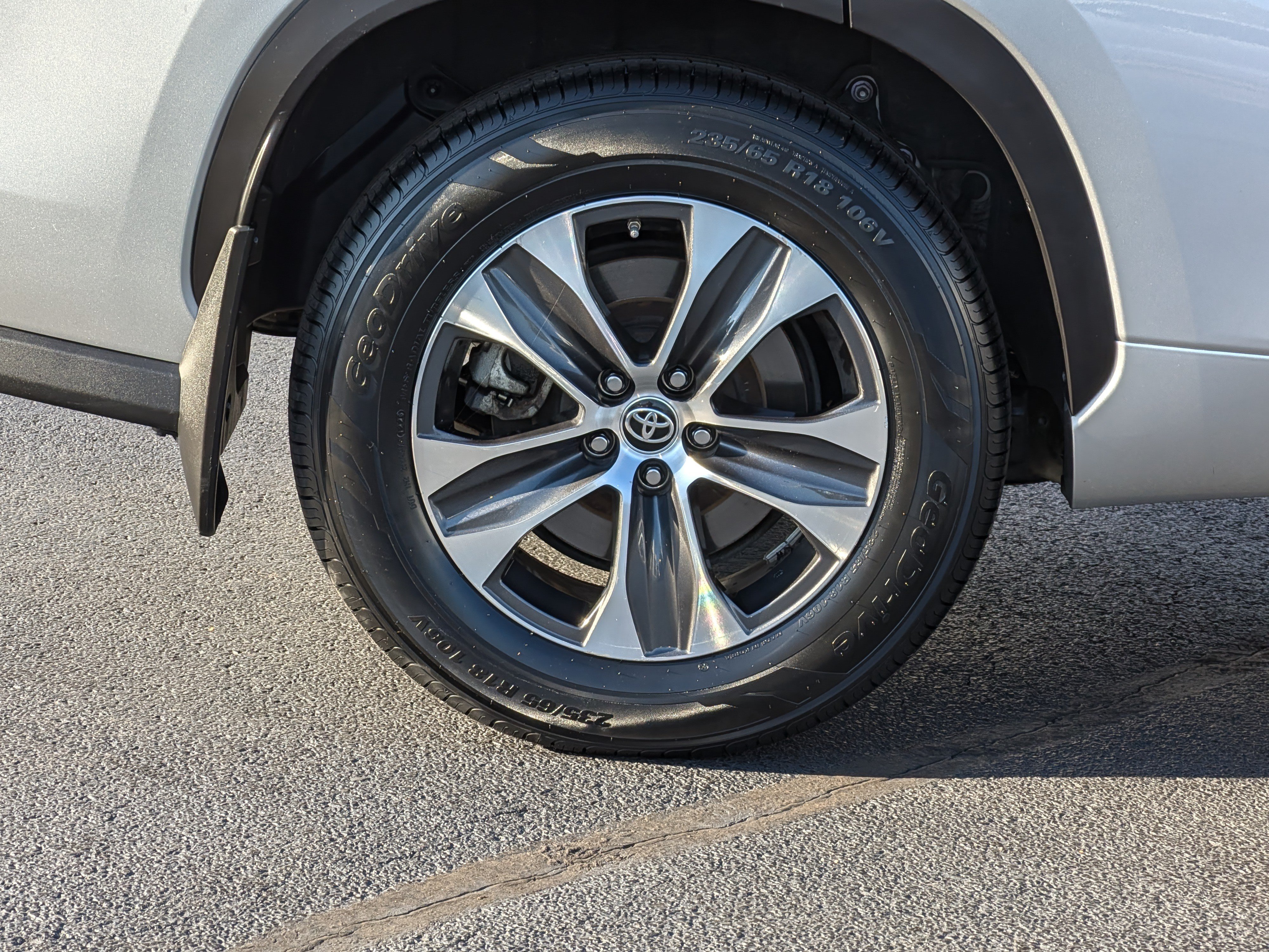 Used 2023 Toyota Highlander XLE AWD/4WD image 11
