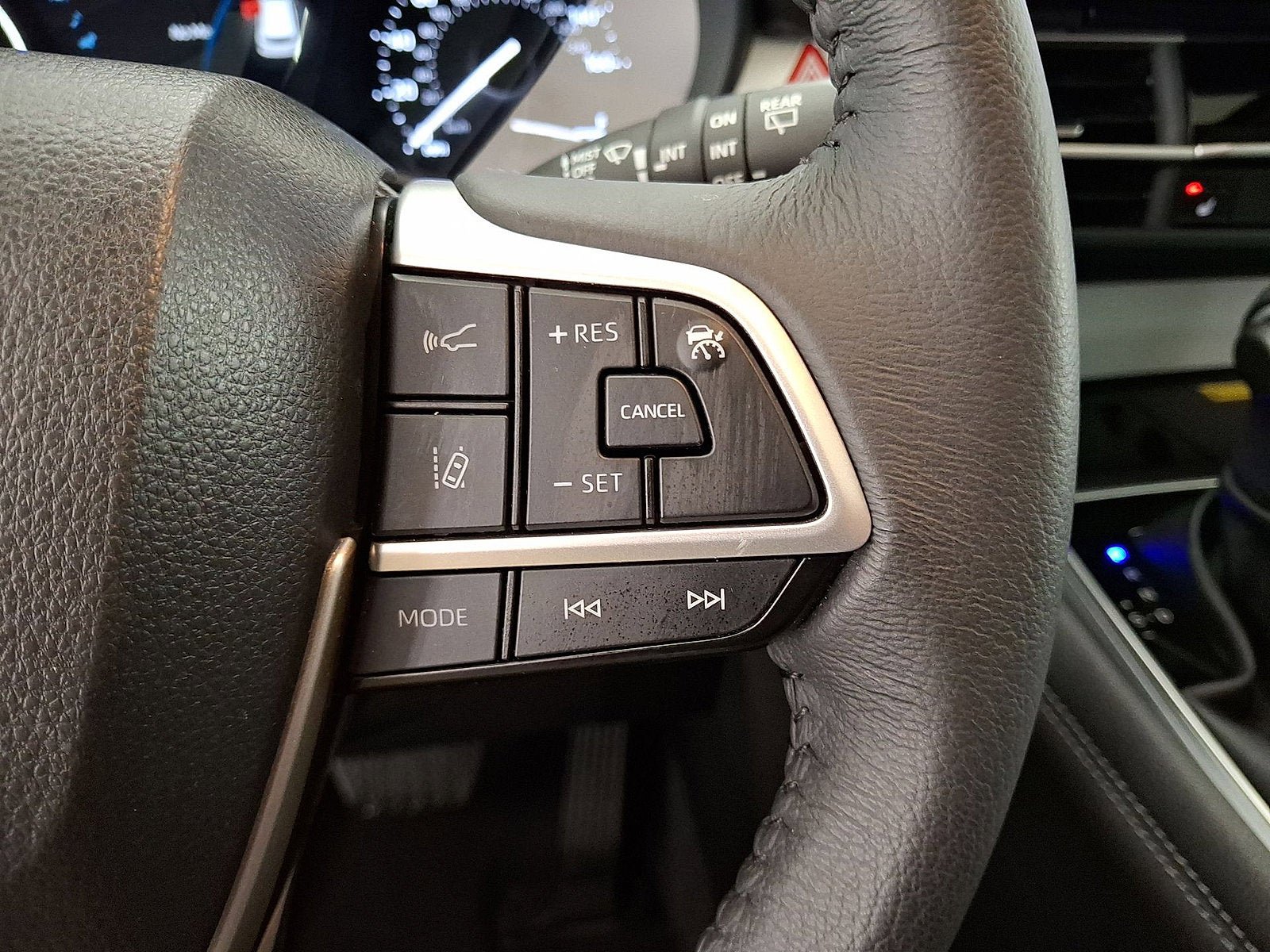 Used 2025 Toyota Sienna XLE AWD/4WD image 18