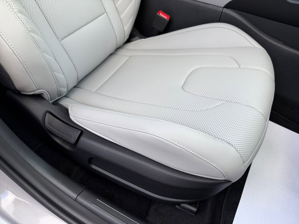 Used 2025 Hyundai Elantra Limited image 18