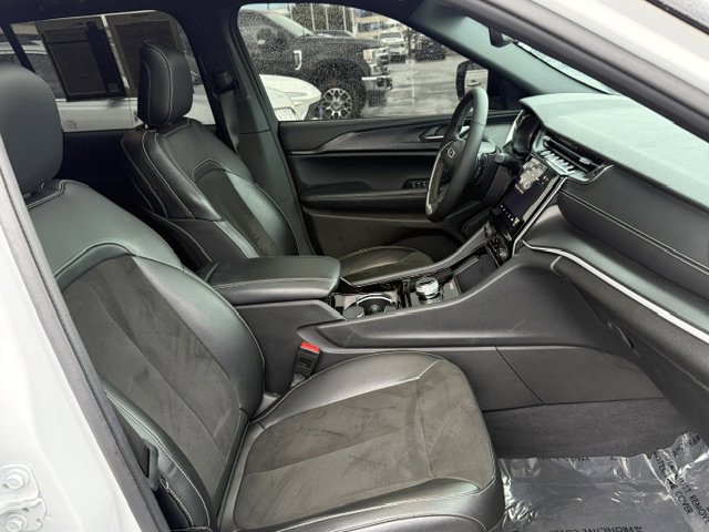 Used 2023 Jeep Grand Cherokee Altitude image 21