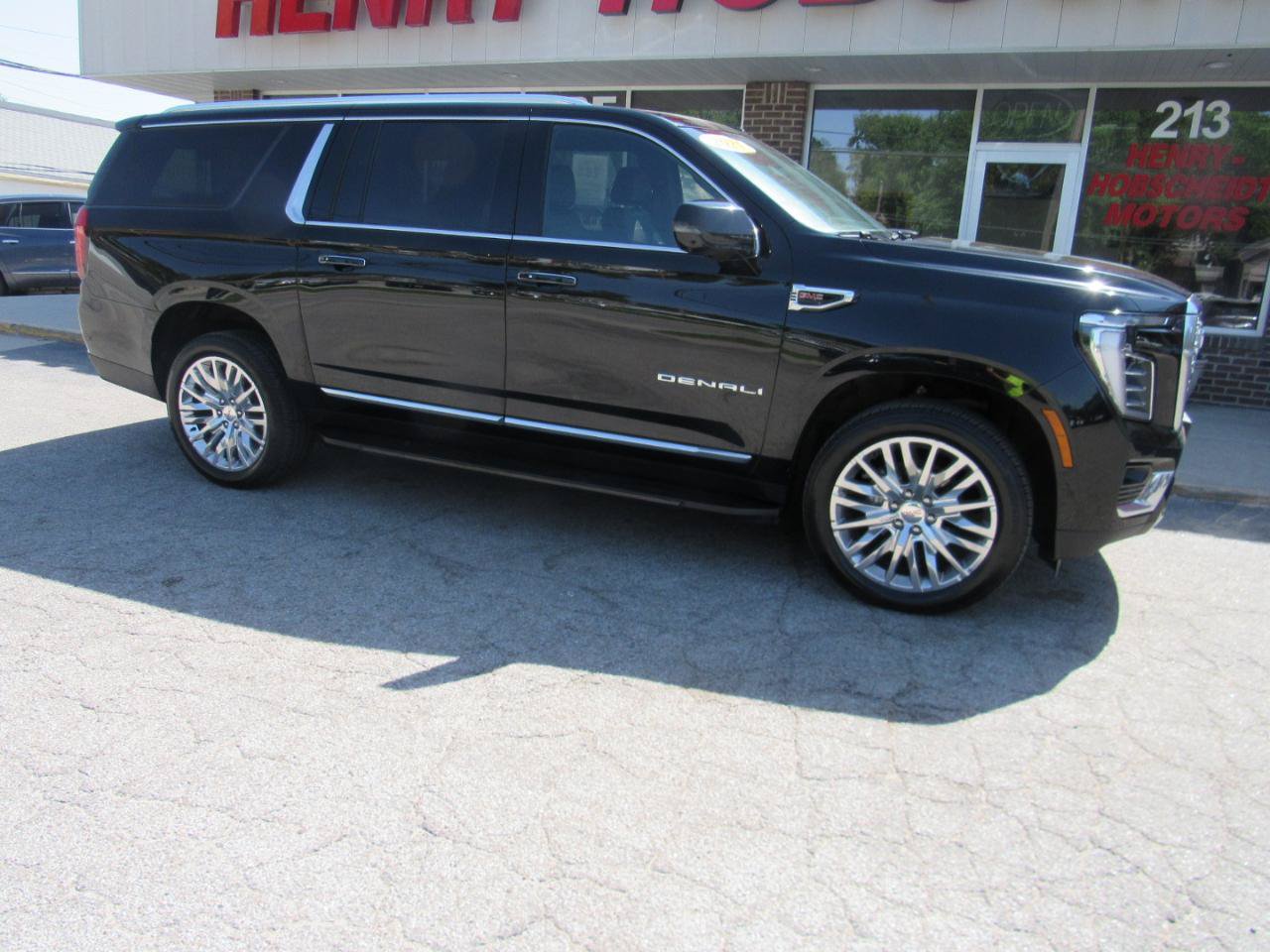Used 2025 GMC Yukon XL Denali AWD/4WD image 9