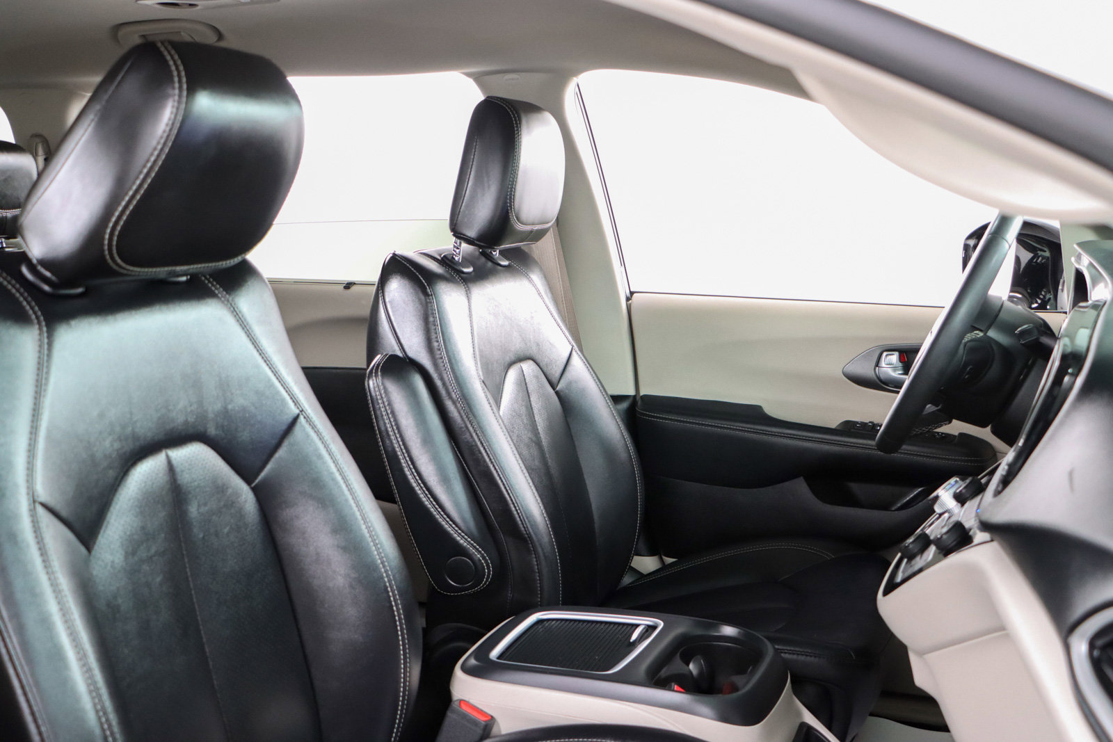 Used 2024 Chrysler Pacifica Touring-L image 27