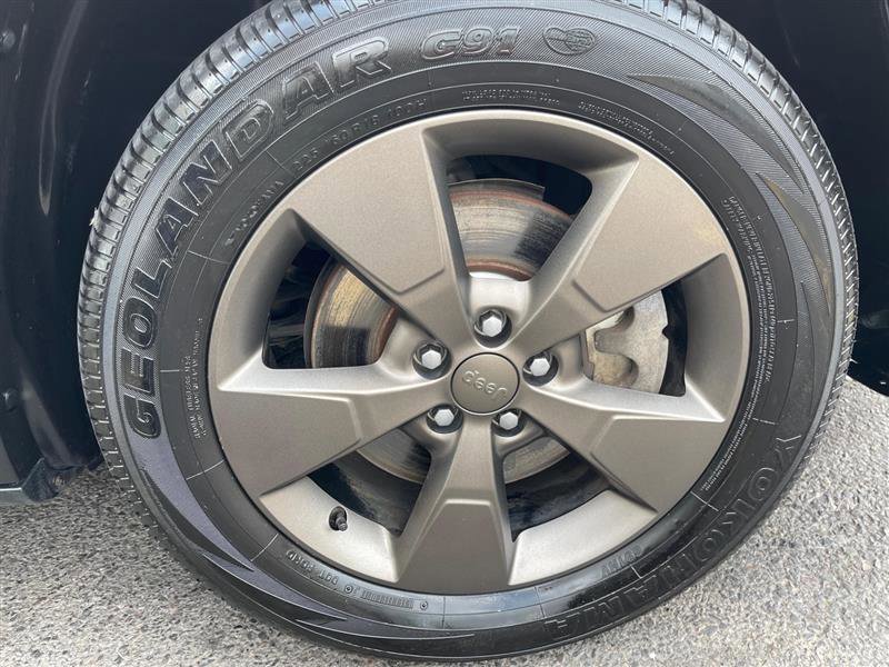 Used 2016 Jeep Cherokee 75th Anniversary image 21