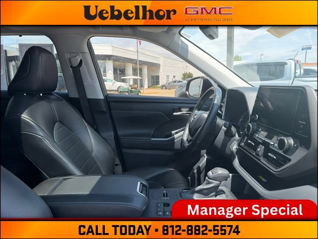 Used 2023 Toyota Highlander XLE FWD image 2