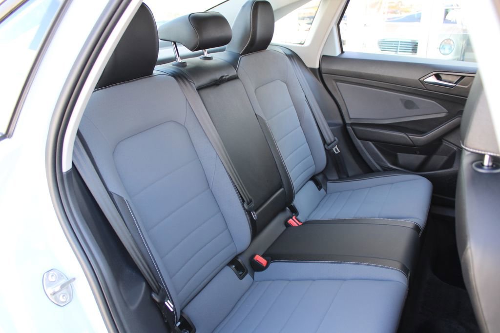 Used 2025 Volkswagen Jetta SE w/ Sunroof Package FWD image 24