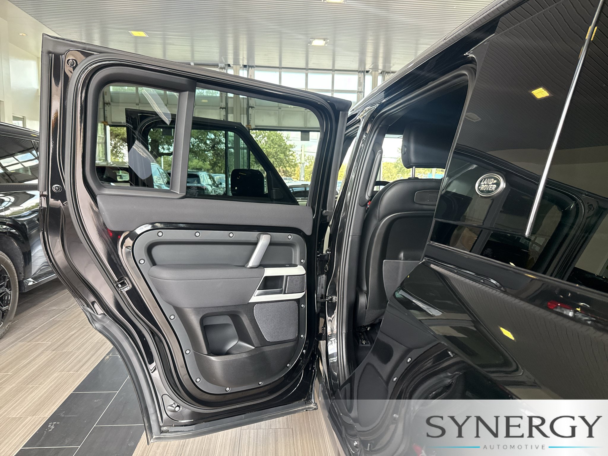 Used 2022 Land Rover Defender 110 X-Dynamic SE AWD/4WD image 33