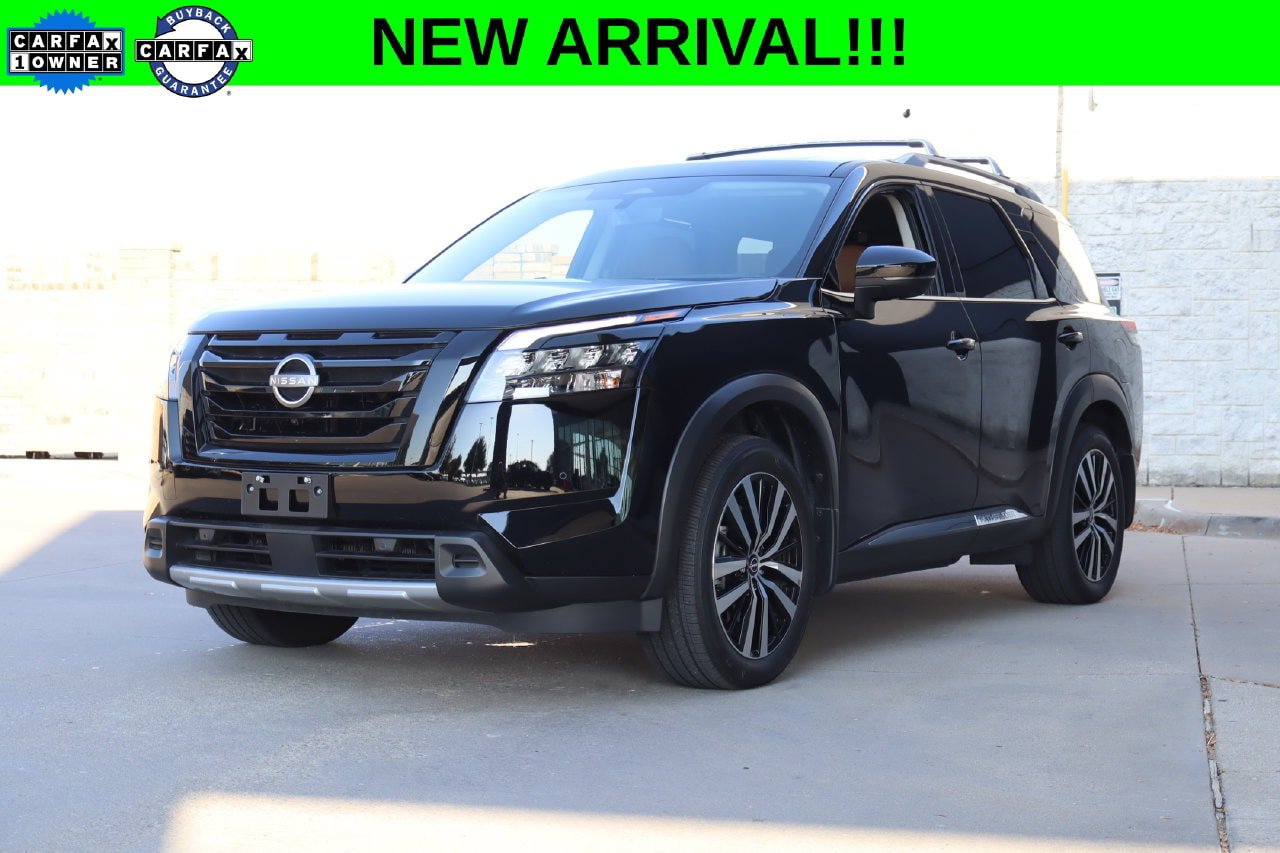 Used 2025 Nissan Pathfinder Platinum w/ Black Appearance Package FWD image 1