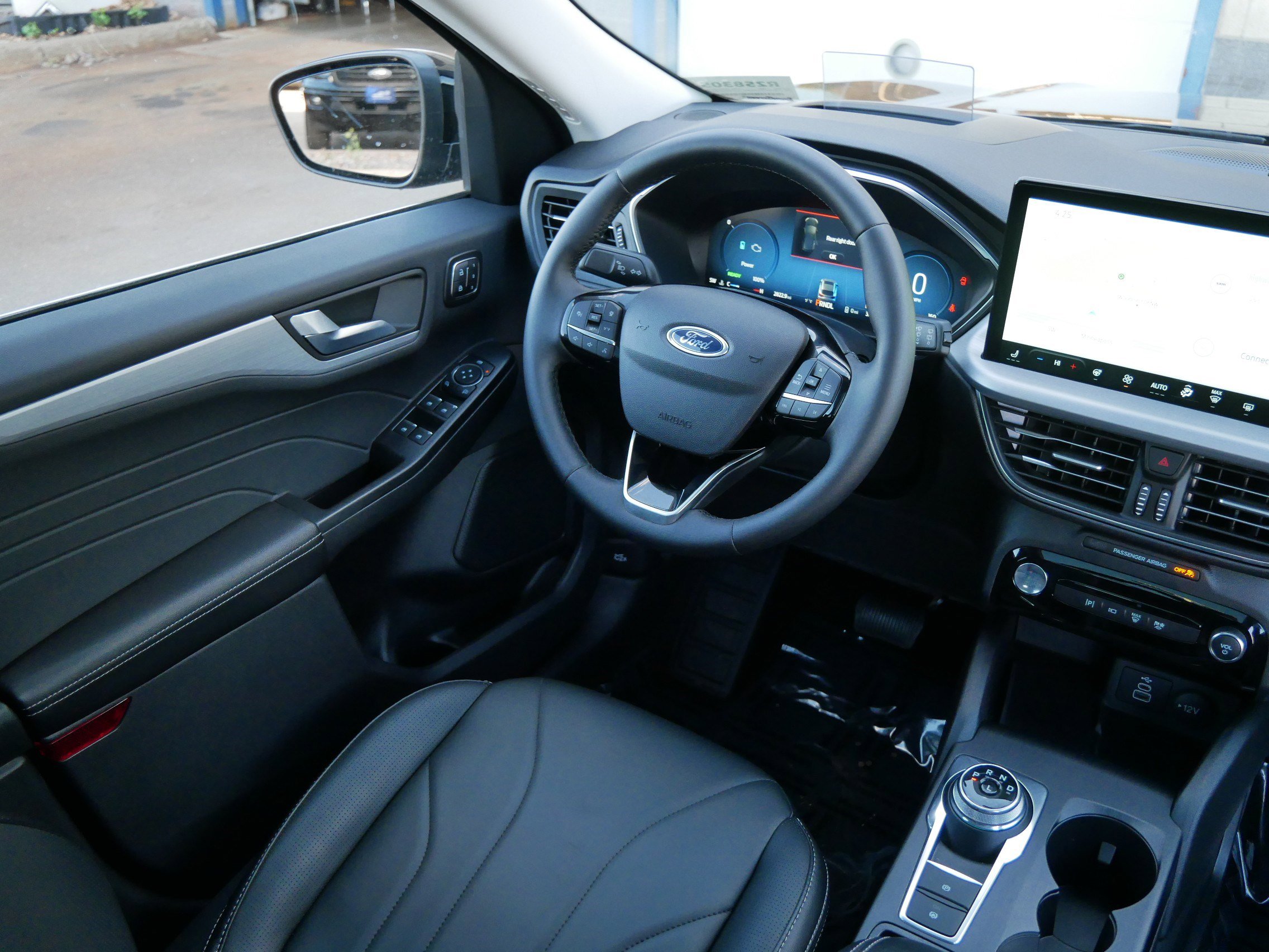 Used 2025 Ford Escape SE w/ PHEV Premium Package FWD image 9