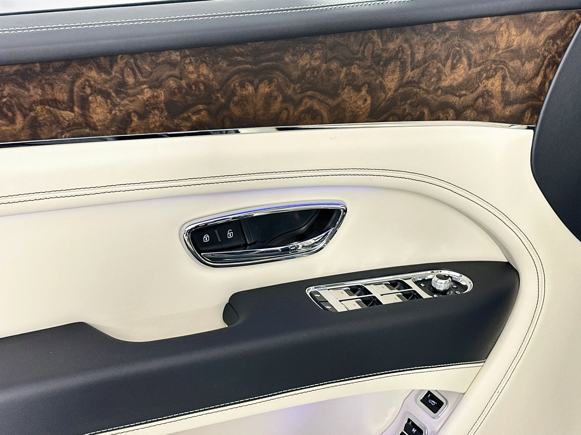 New 2026 Bentley Bentayga AWD/4WD image 15