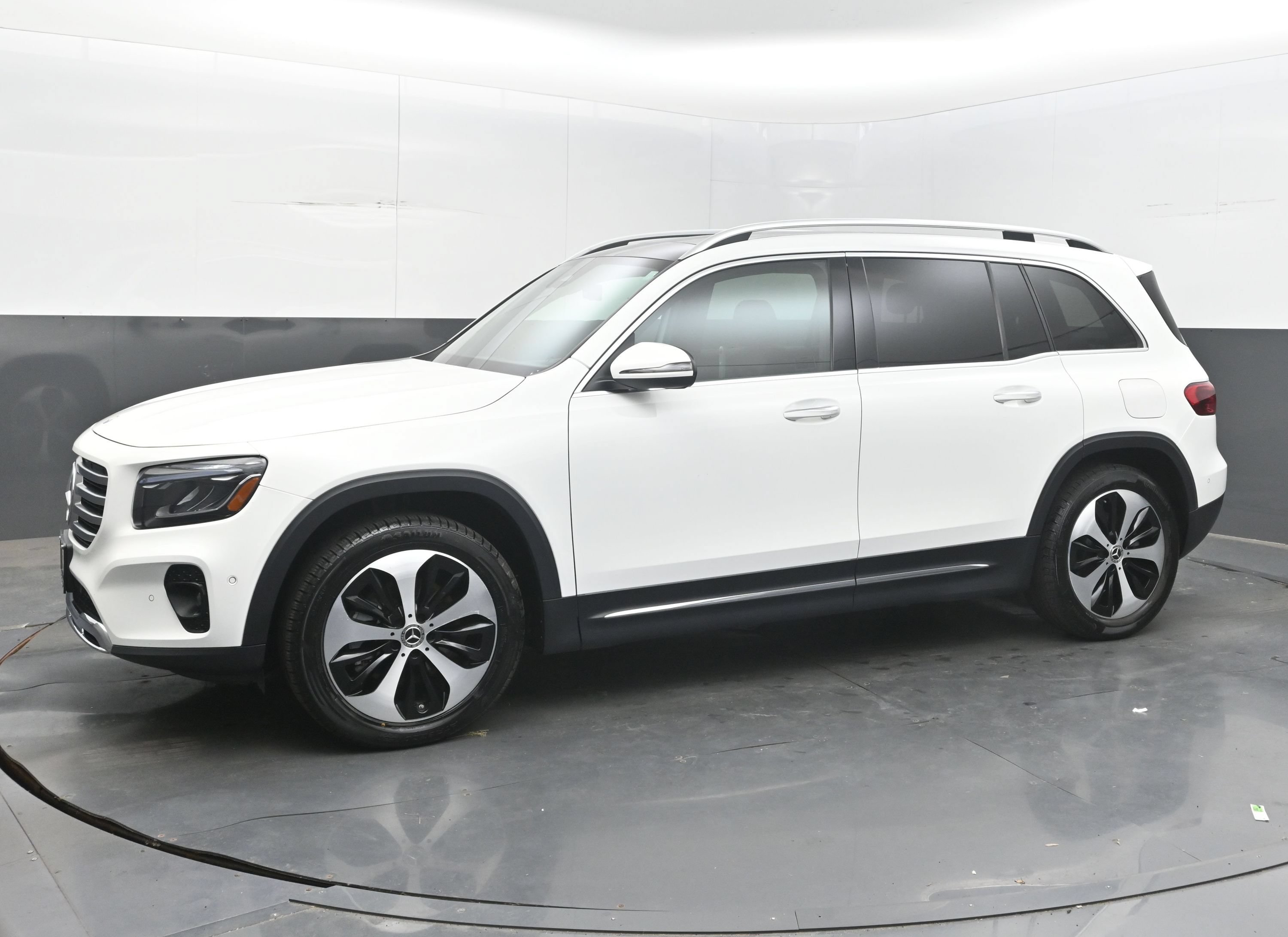 Used 2025 Mercedes-Benz GLB 250 4MATIC image 5