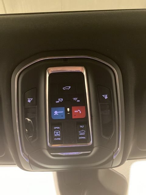 Used 2026 Jeep Grand Cherokee Laredo X AWD/4WD image 14