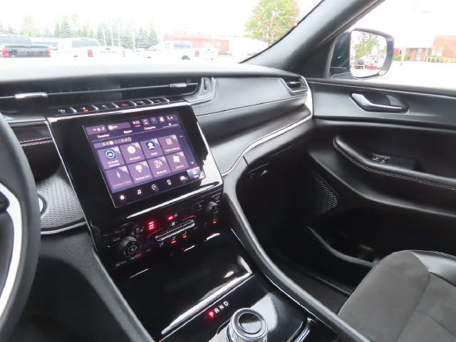 Used 2023 Jeep Grand Cherokee Altitude AWD/4WD image 37