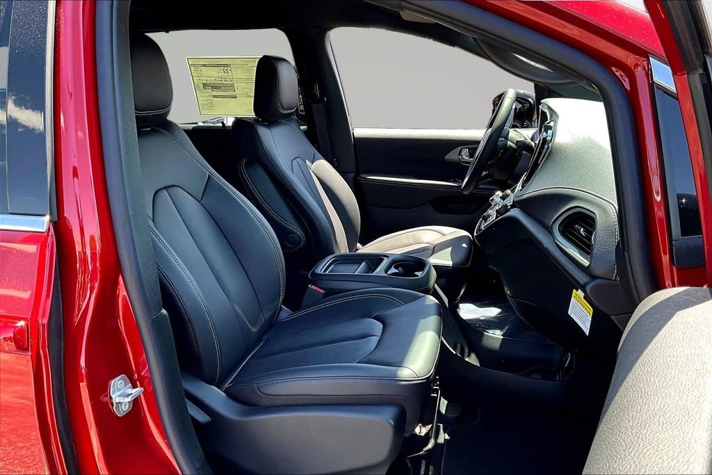 New 2027 Chrysler Pacifica Select FWD image 11
